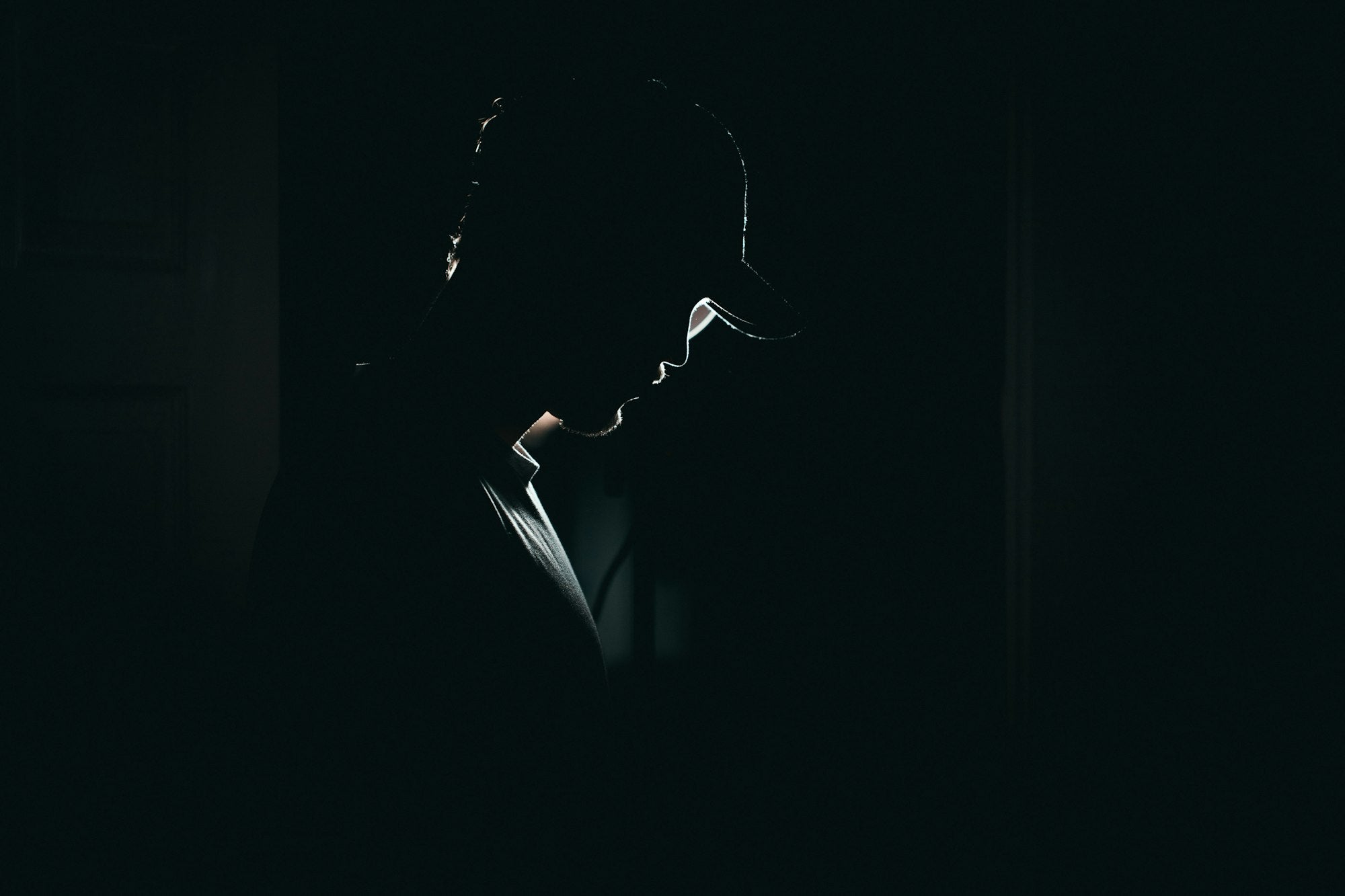 Silhouette dans une pièce sombre la nuit