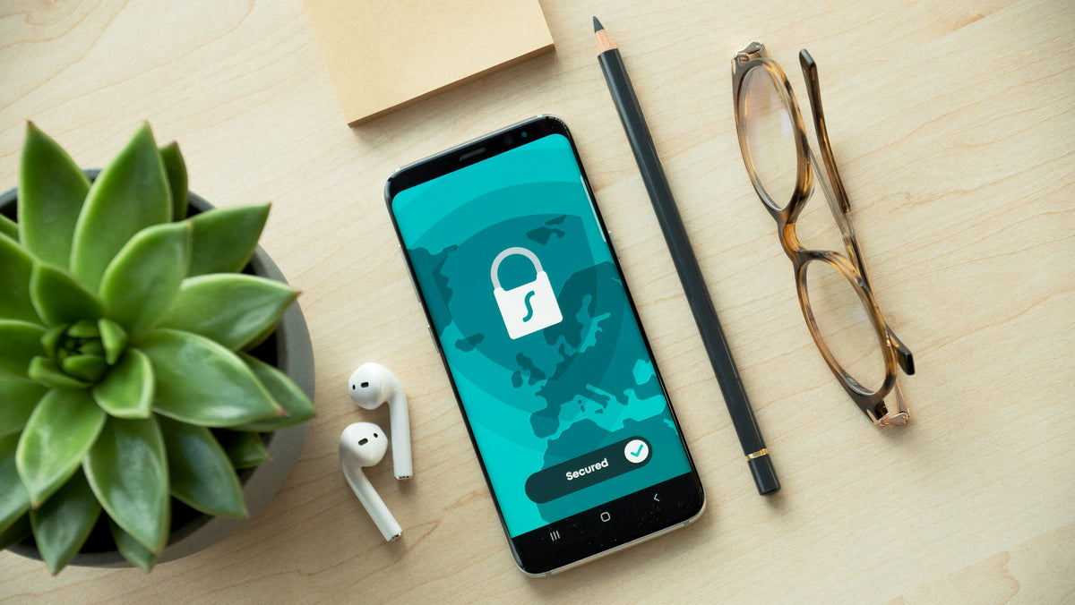 Smartphone affichant une icône de verrouillage de sécurité, symbole d'alerte instantanée